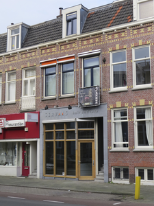 906781 Gezicht op het leegstaande pand Adelaarstraat 86 te Utrecht. Tot voor kort was hier 'Servaas hair and care' ...